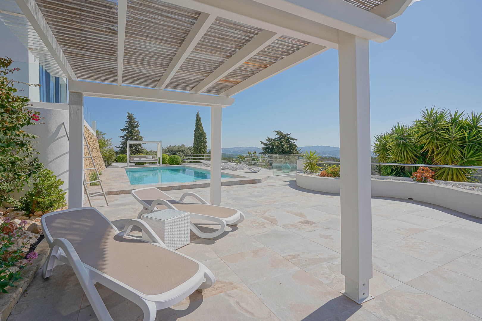 Terrasse mit Pergola und Pool