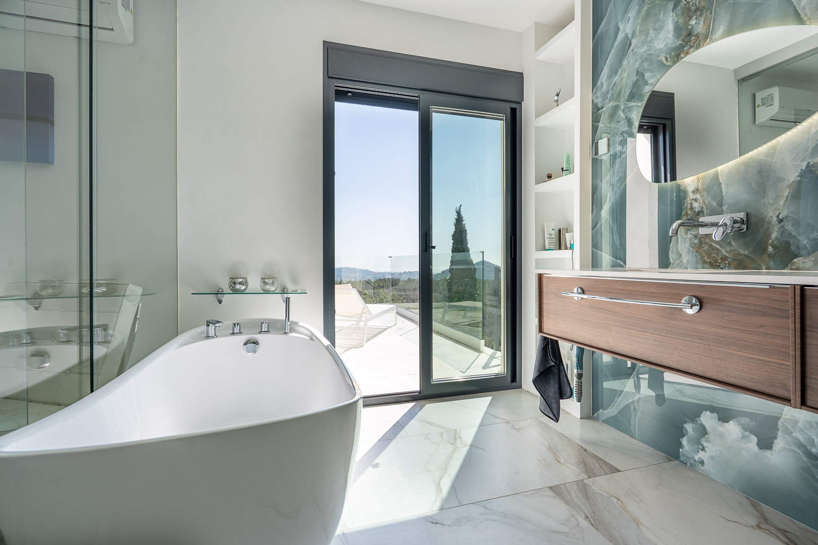 Badezimmer mit Zugang zur Terrasse
