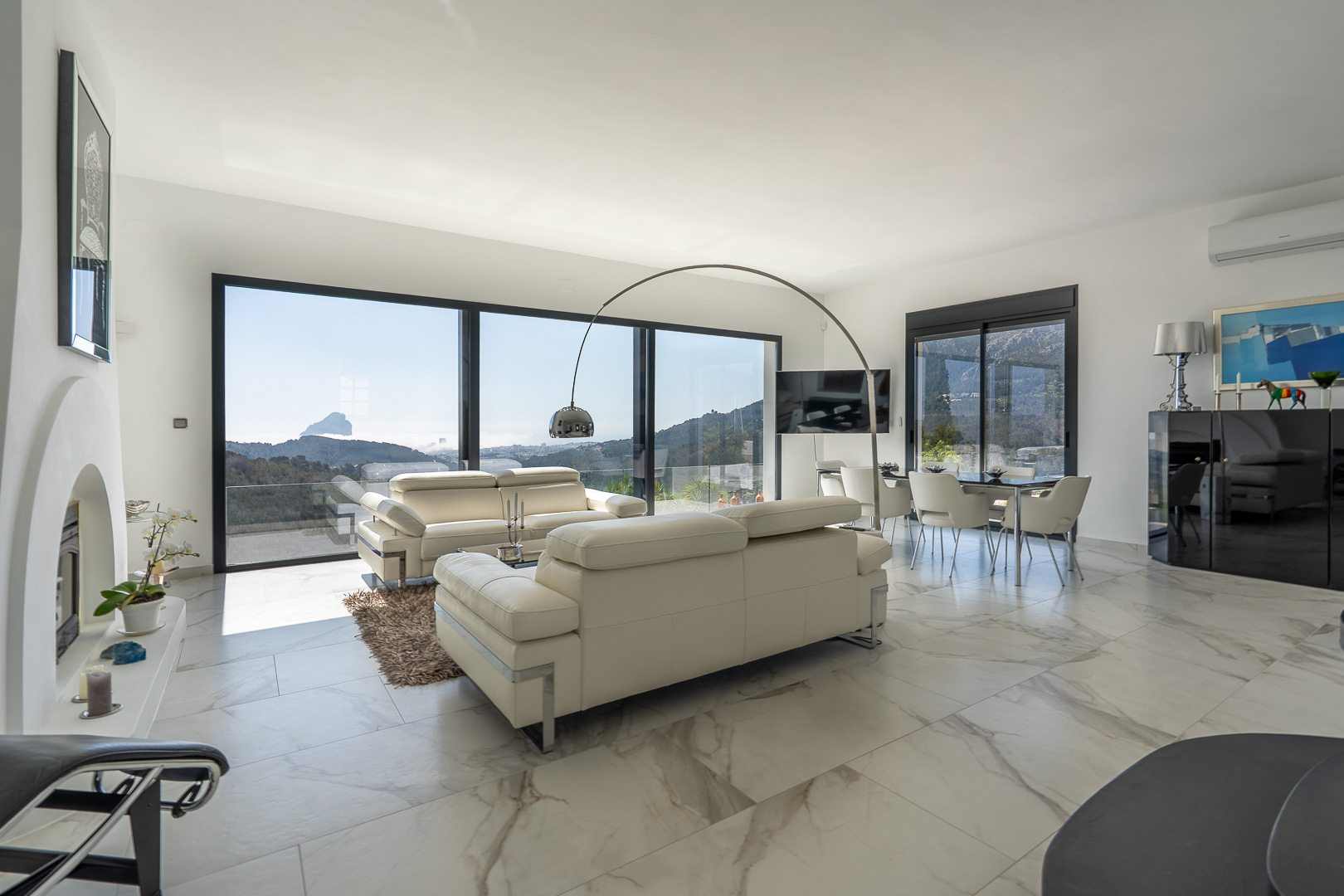 Wohn- und Esszimmer mit Panoramablick
