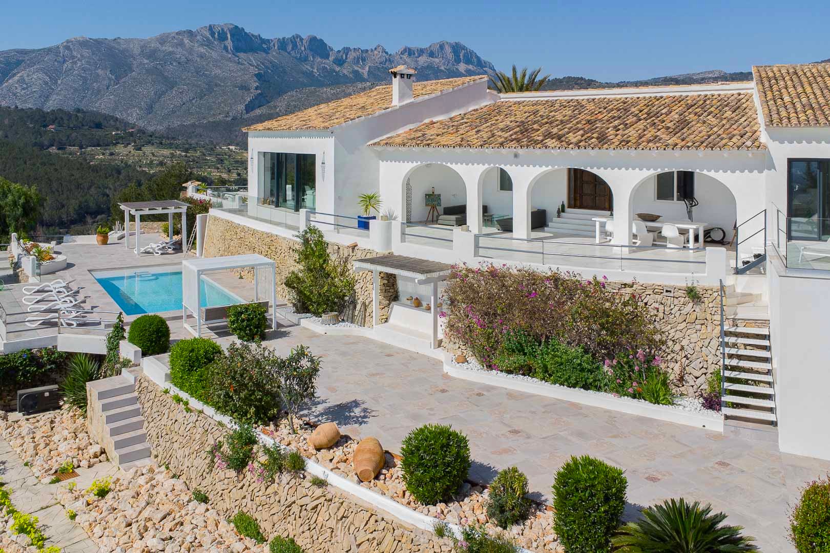 Außenbereich mit Terrassen und Pool