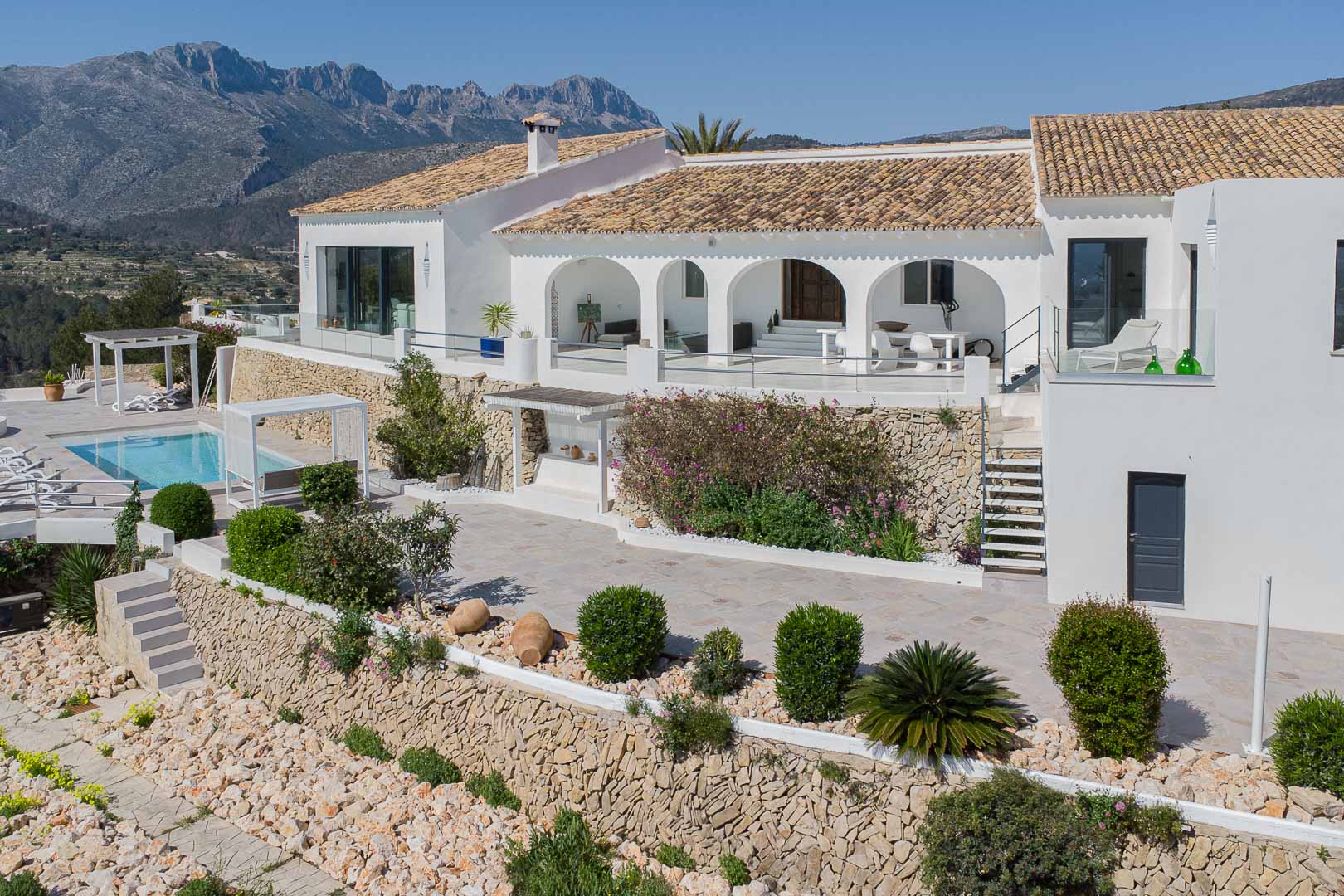 Außenansicht der Villa mit Terrassen