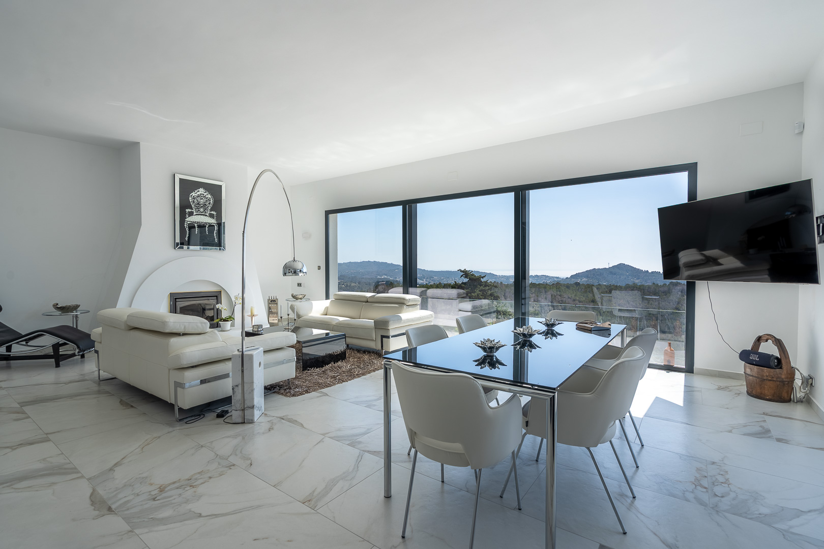 Wohn- und Esszimmer mit Aussicht