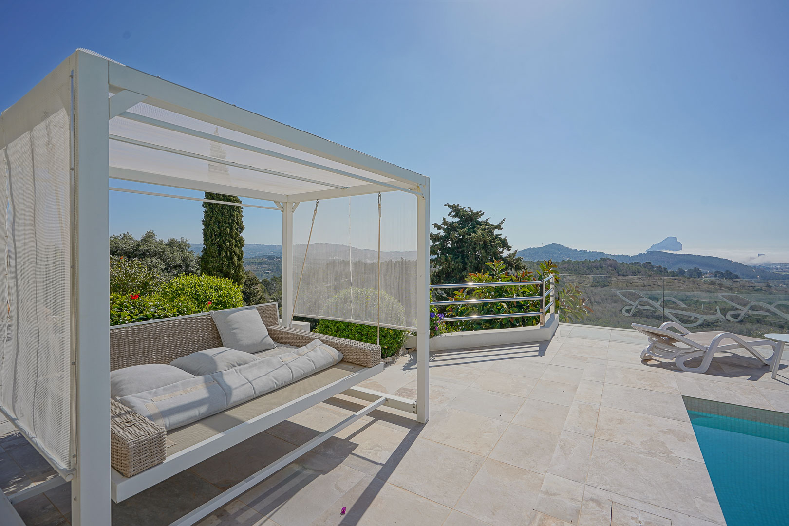 Poolterrasse mit Aussicht