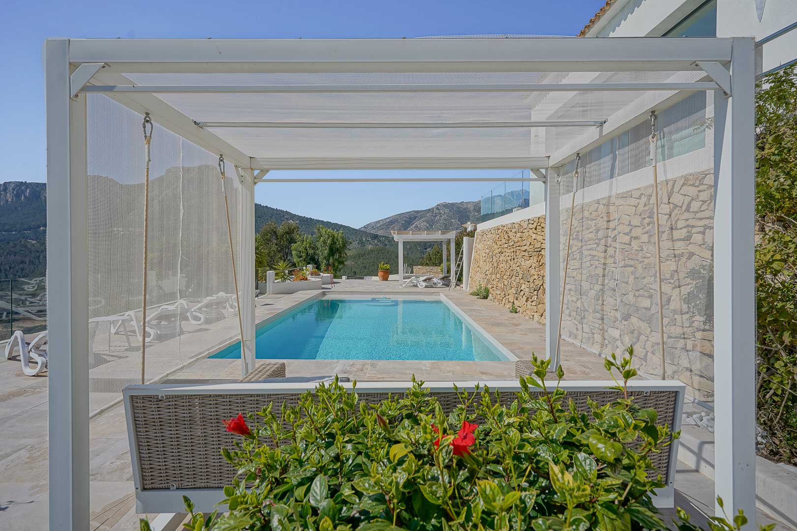 Poolterrasse mit Bergblick