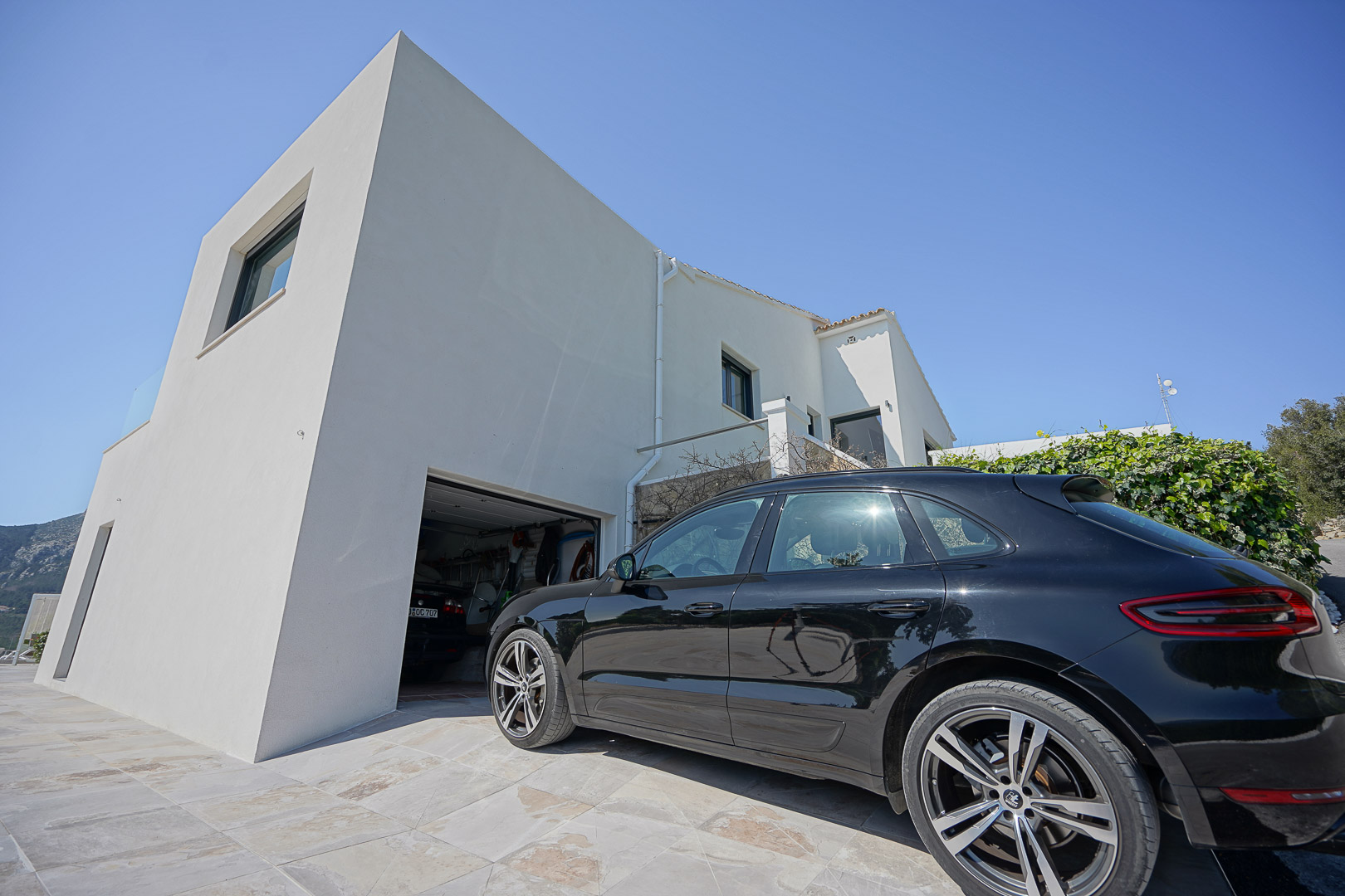 Garage und Zufahrt