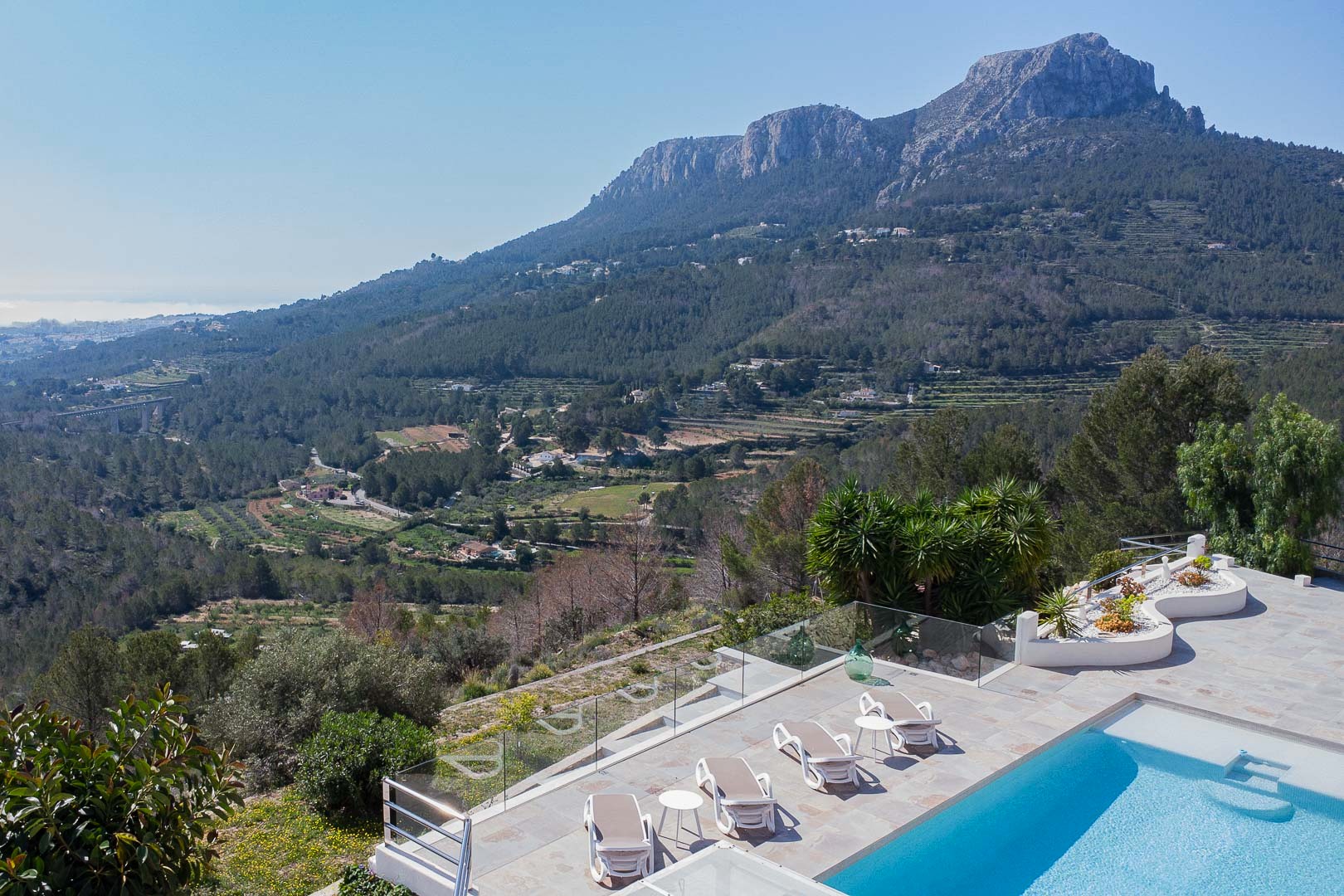 Poolterrasse mit Bergblick