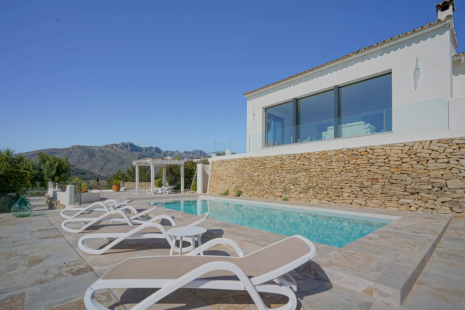 Pool und Terrasse mit Bergblick