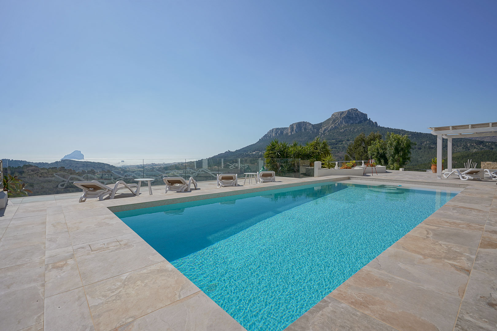 Swimmingpool mit Panoramablick