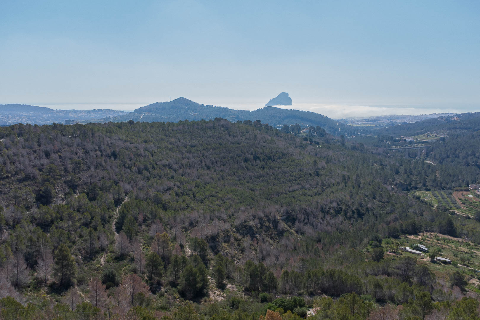 Panoramablick auf Berge und Meer