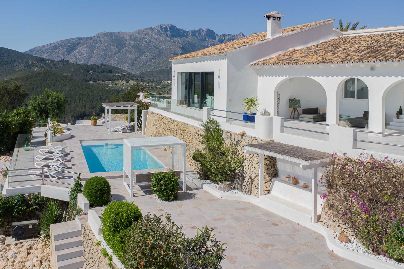 Terrasse und Pool mit Bergblick