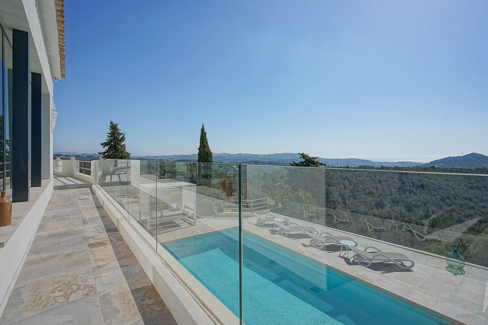 Terrasse und Pool mit Aussicht