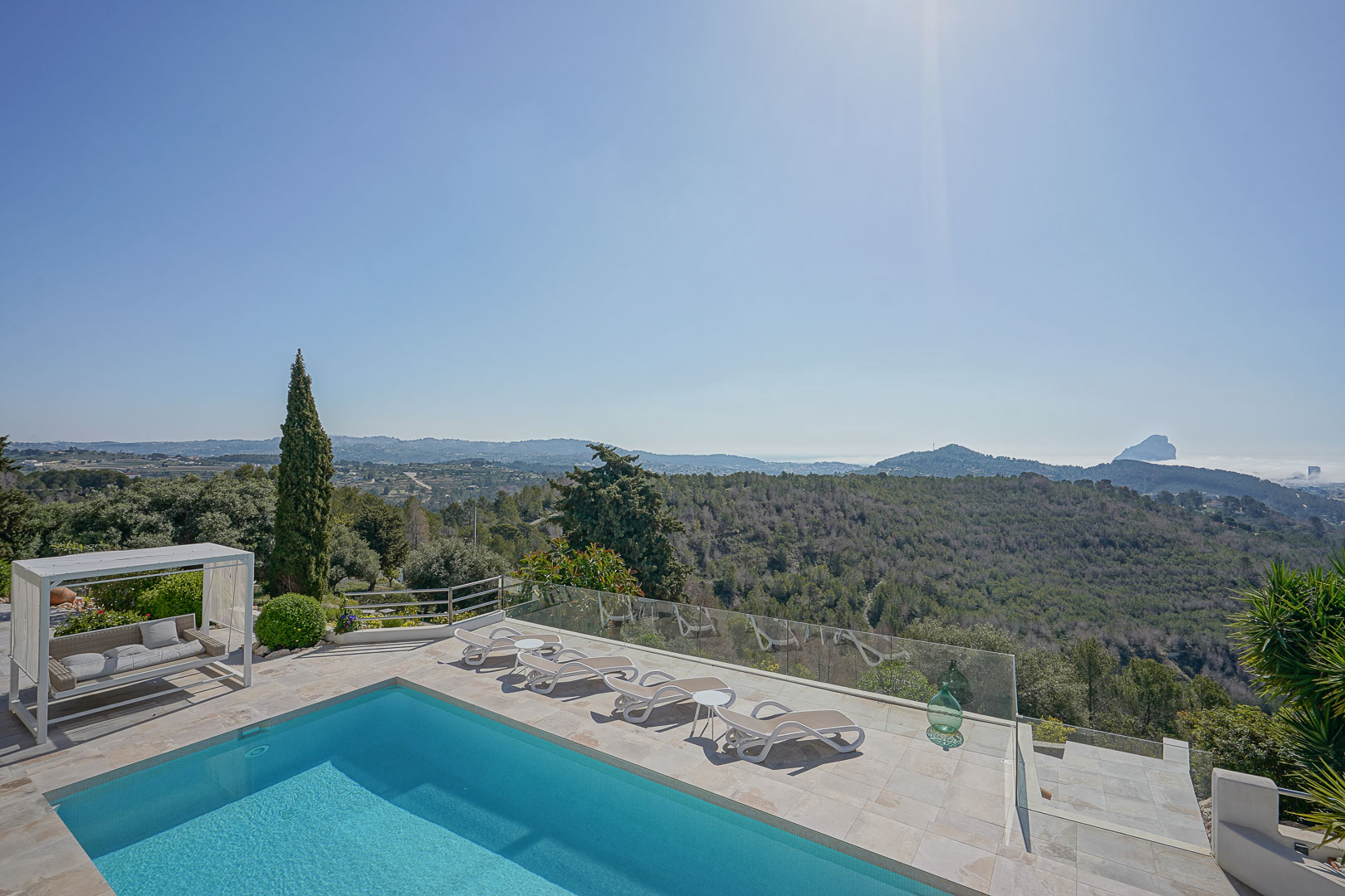 Poolterrasse mit Panoramablick