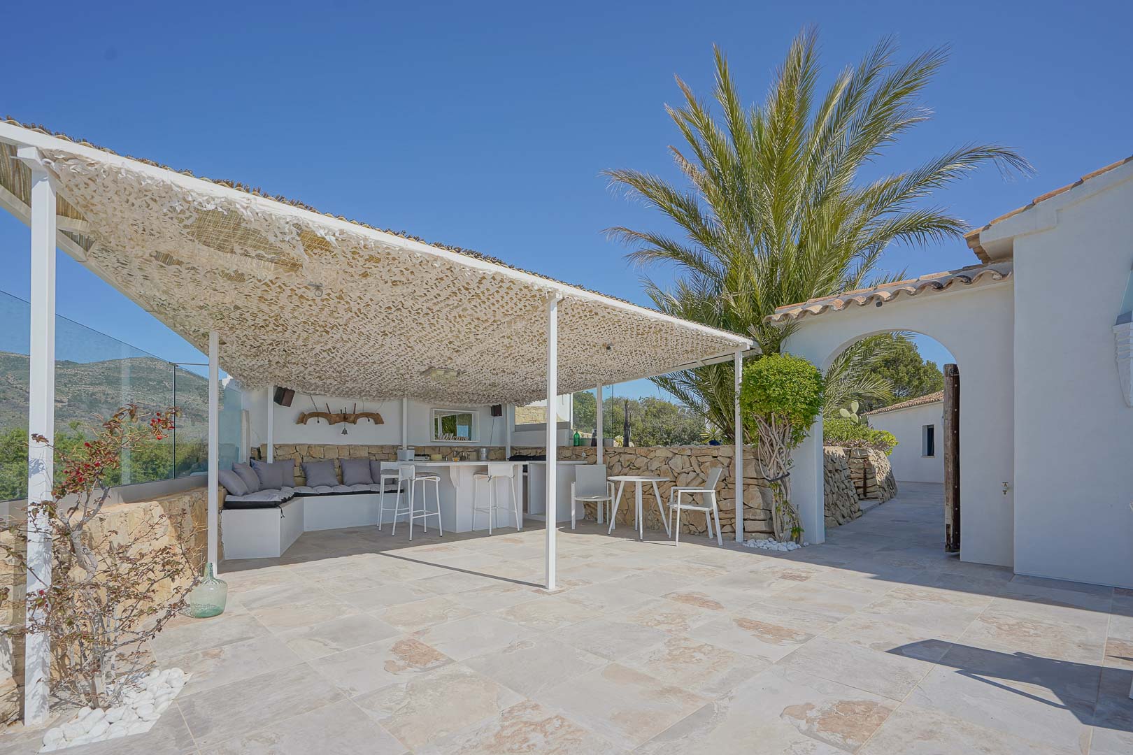 Überdachte Terrasse mit Außenküche