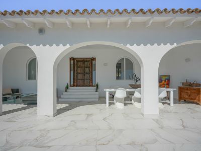 Überdachte Terrasse mit Rundbögen