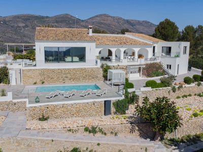Außenansicht der Villa mit Pool