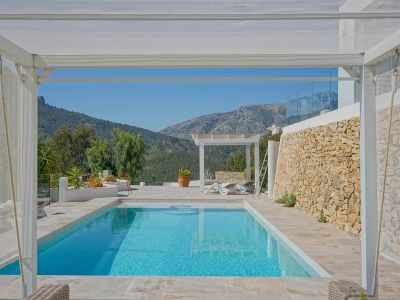 Poolterrasse mit Bergblick