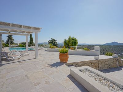 Terrasse mit Pool und Aussicht