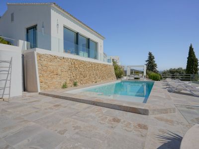 Pool und Terrasse