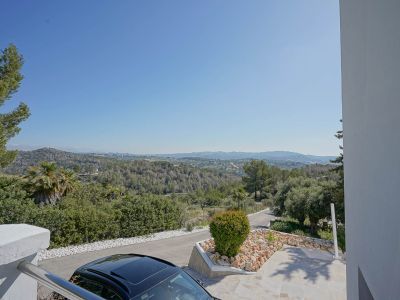 Blick auf Landschaft und Berge