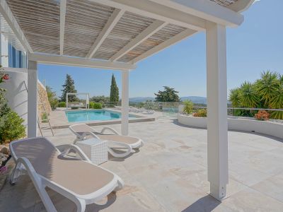 Terrasse mit Pergola und Pool