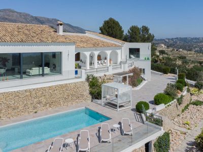 Außenansicht der Villa mit Pool
