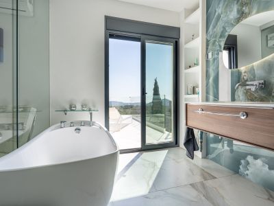 Badezimmer mit Zugang zur Terrasse