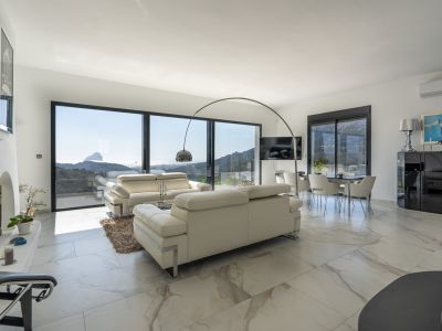 Wohn- und Esszimmer mit Panoramablick