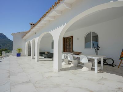 Überdachte Terrasse mit Bergblick