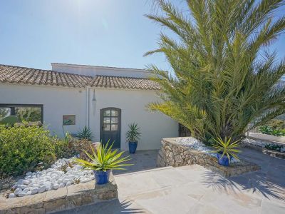 Außeneingang und Garten