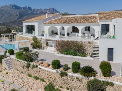 Außenansicht der Villa mit Terrassen