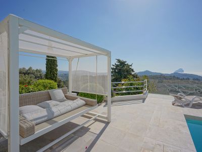 Poolterrasse mit Aussicht