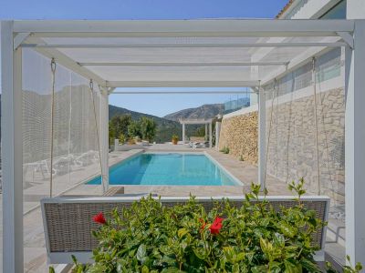 Poolterrasse mit Bergblick