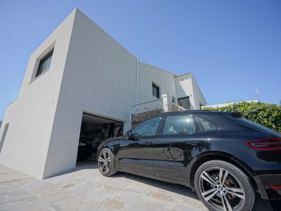 Garage und Zufahrt