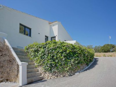 Außenbereich und Zufahrt der Villa