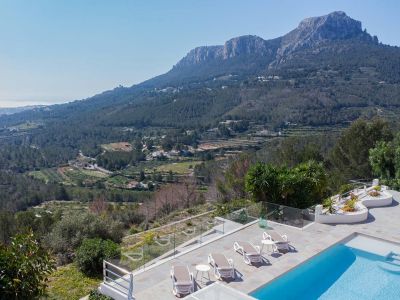 Poolterrasse mit Bergblick