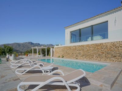 Pool und Terrasse mit Bergblick