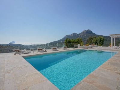 Swimmingpool mit Panoramablick