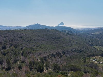 Panoramablick auf Berge und Meer