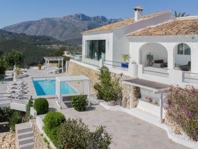 Terrasse und Pool mit Bergblick