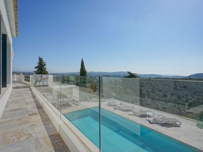 Terrasse und Pool mit Aussicht