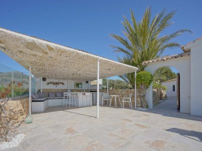 Überdachte Terrasse mit Außenküche