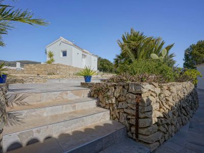 Außenterrasse und Gästehaus