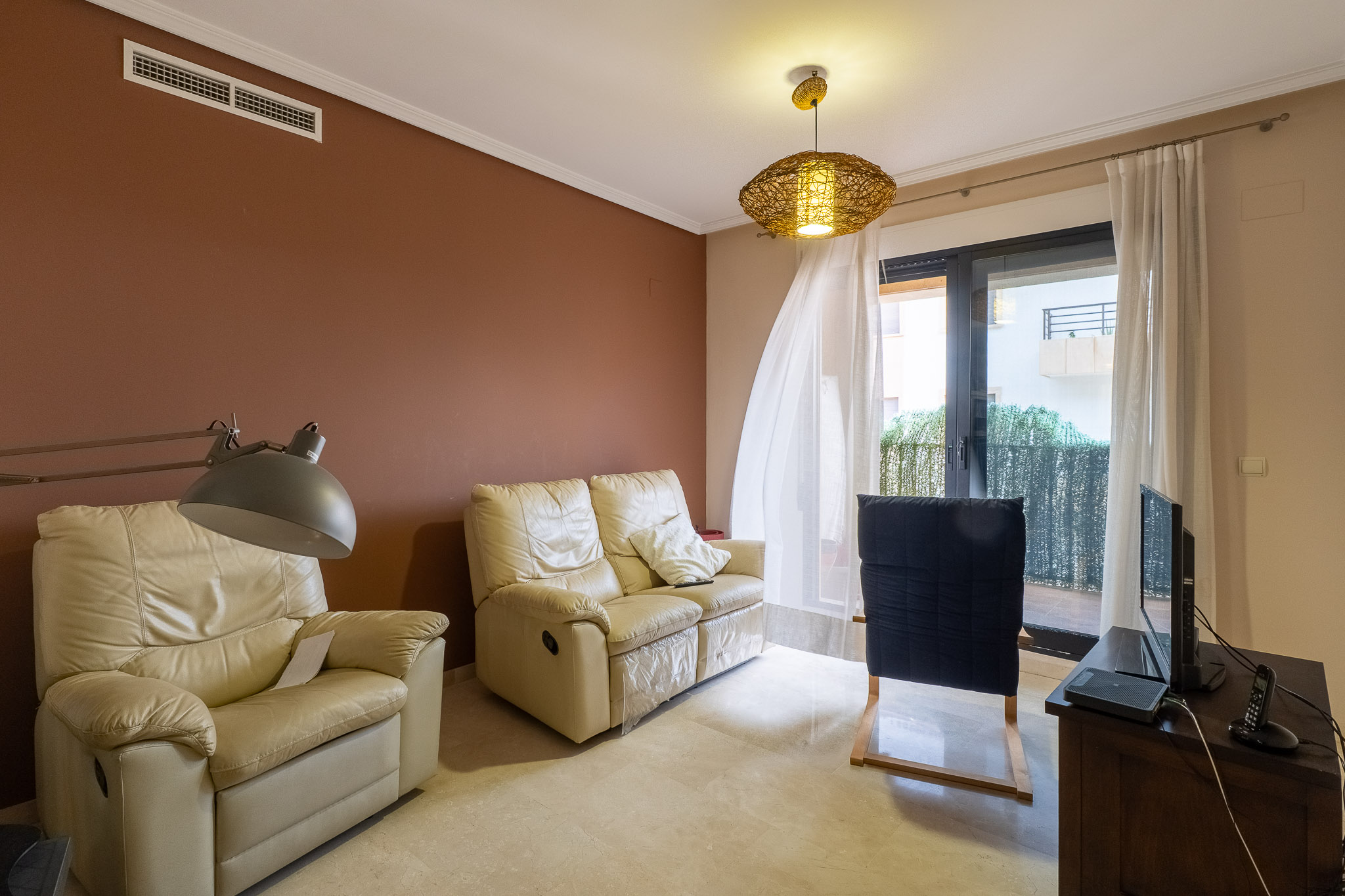 Wohnzimmer mit Zugang zum Balkon