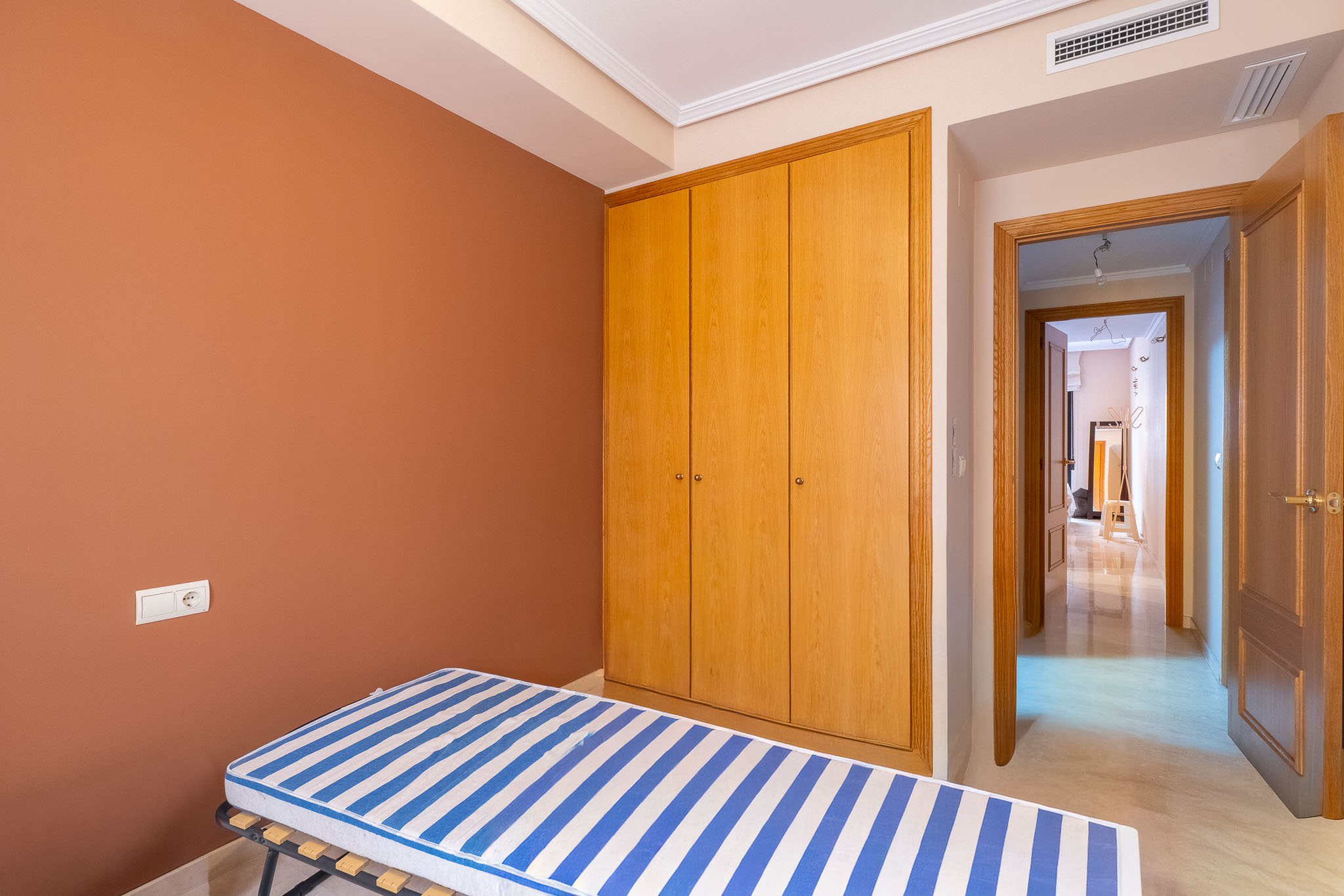 Schlafzimmer mit Einbauschrank