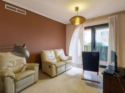 Wohnzimmer mit Zugang zum Balkon