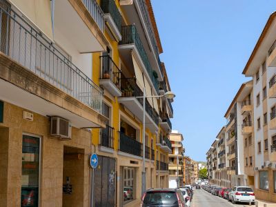 Gebäudefassade und Straßenansicht