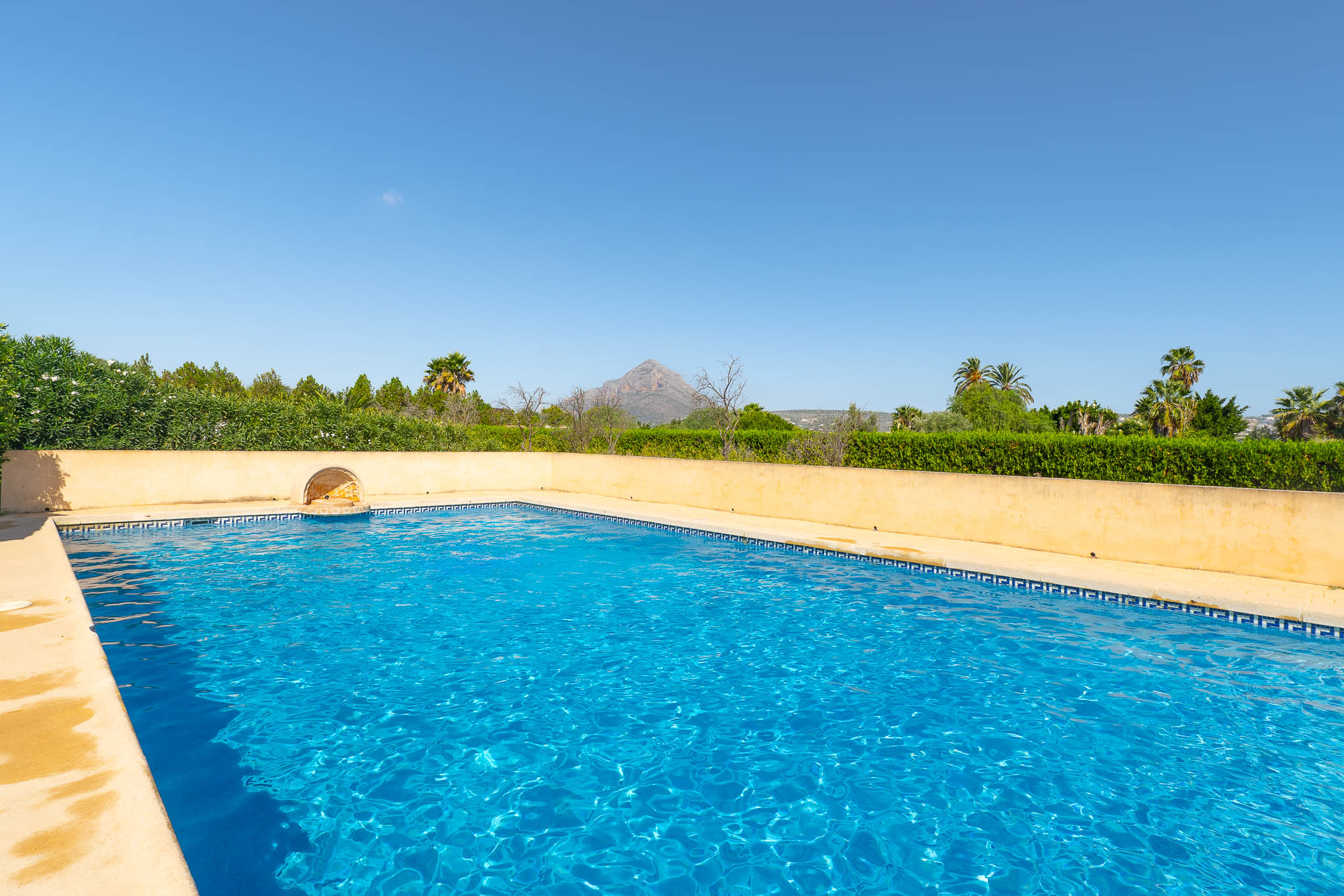Gemeinschaftspool mit Bergblick