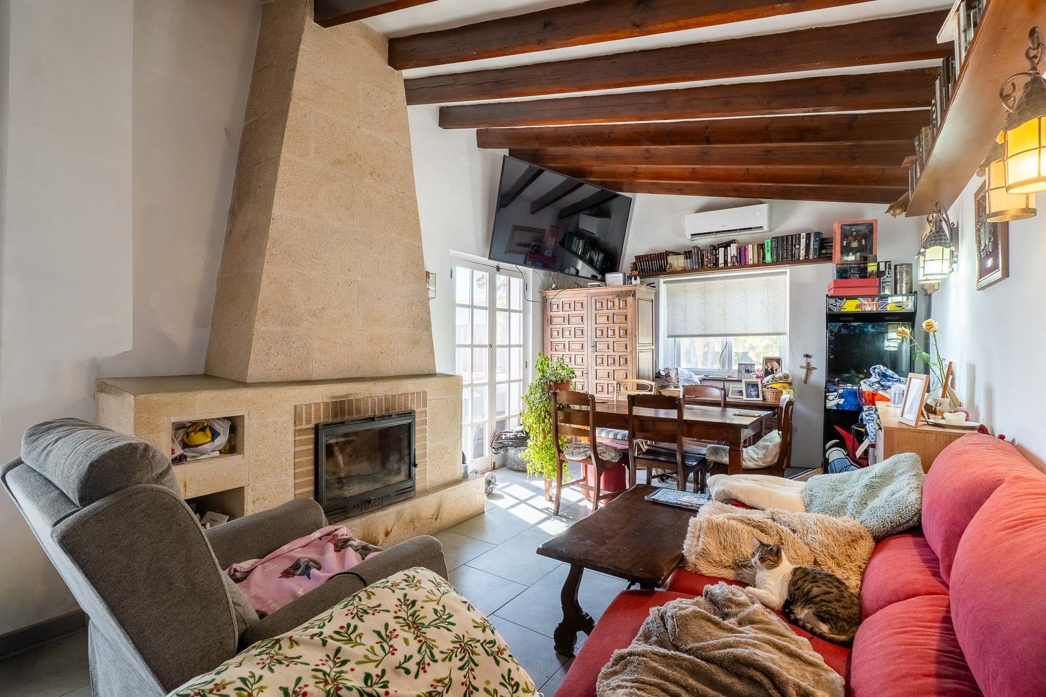 Wohnzimmer mit Kamin