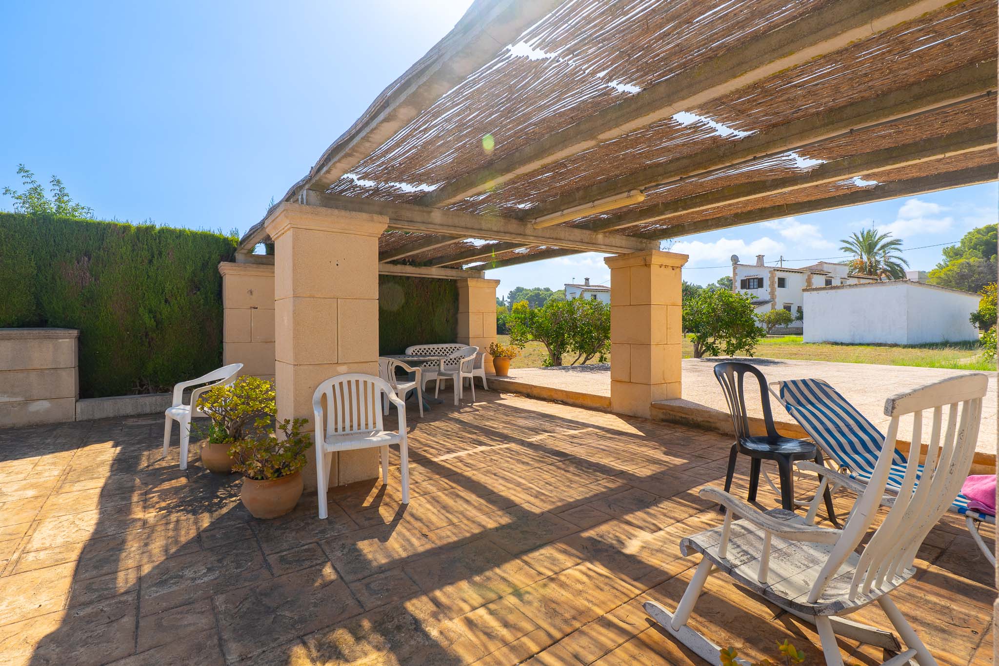 Überdachte Terrasse mit Pergola