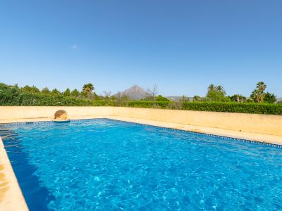 Gemeinschaftspool mit Bergblick